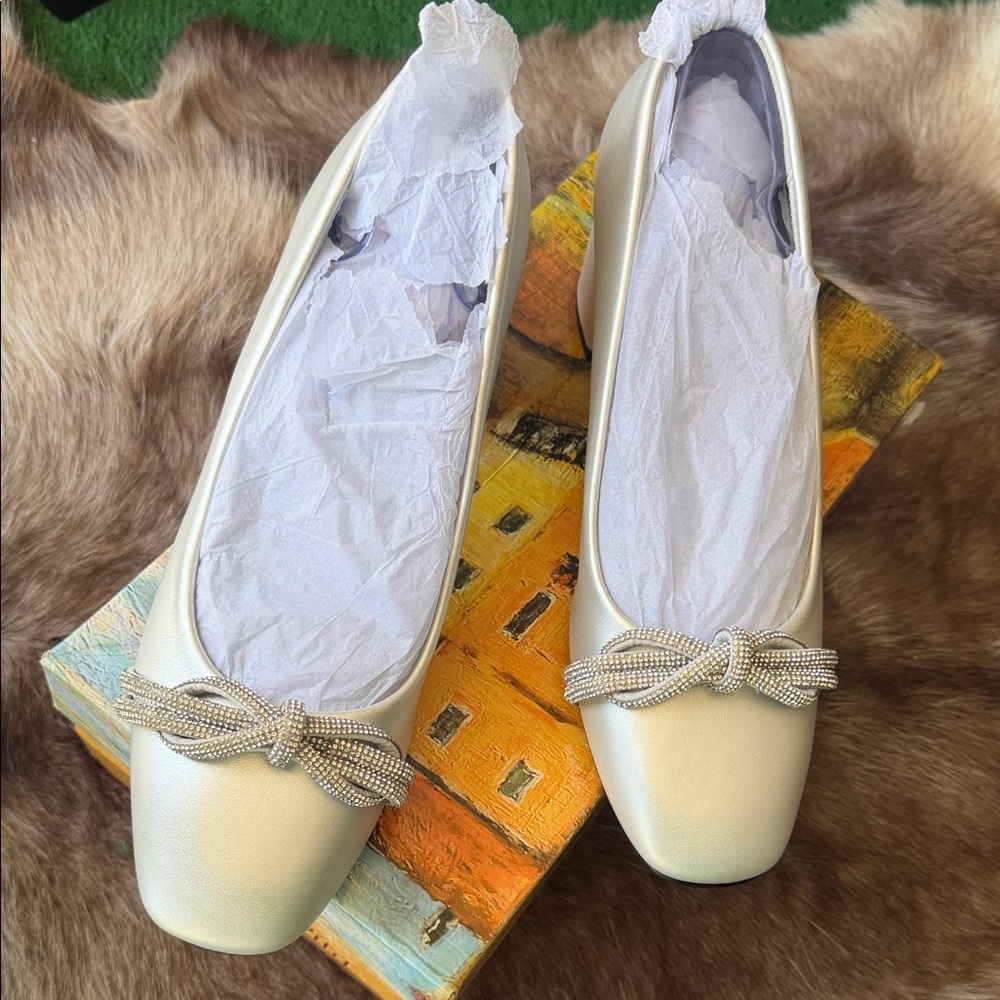 Elegant Cream Women's Shoes with Bow Detail
